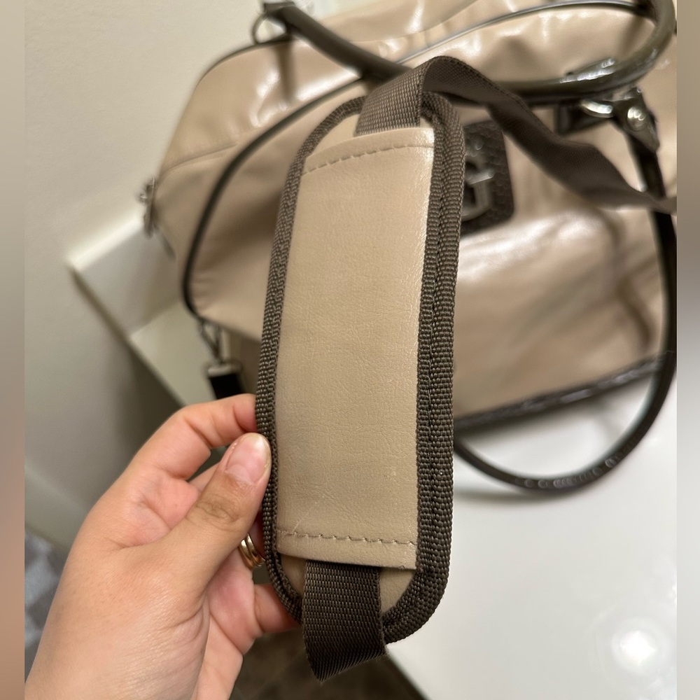 GUESS DUFFEL BAG - Picture 10 of 11